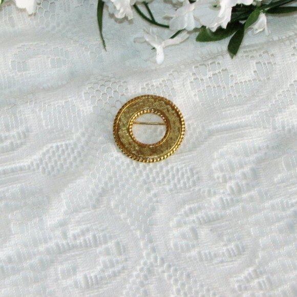 Vintage Brooch Gold Tone Circle Pin - Picture 2 of 4